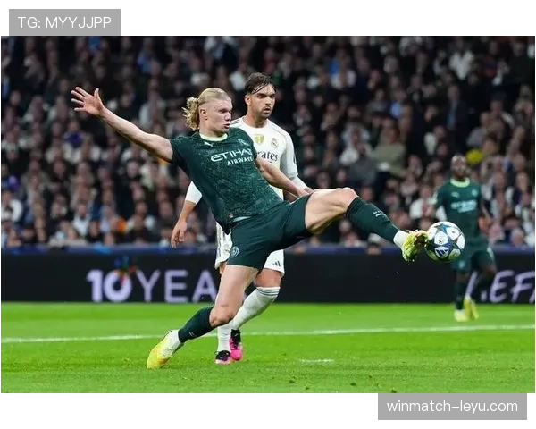 英超门将神勇扑救稳如磐石，助力球队剑指冠军荣耀