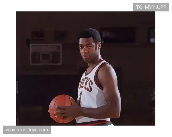 奥斯卡·罗伯特森无球跑动减少，组织核心角色转变影响进攻结构