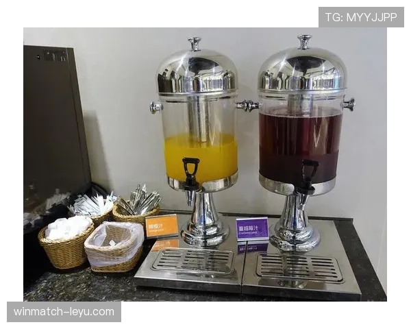 刷到迪巴拉晒的早餐桌——三台咖啡机并排，我直接把银行卡关了