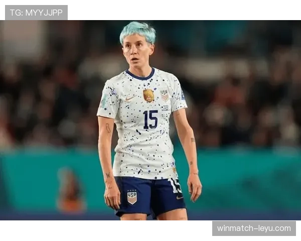 看梅根·拉皮诺的日常照，我算了下那一套衣服能付掉我半年的房租