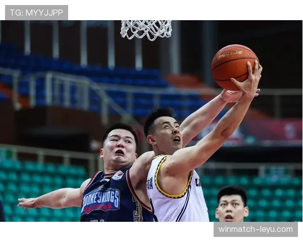 赵继伟家的冰箱里塞满了能量饮料，连瓶装水都得排队